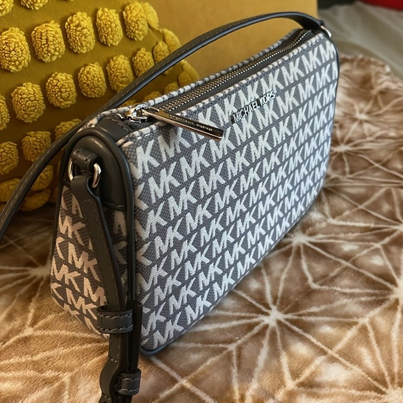 Michael Kors Pouchette NWOT - Picture 16 of 17